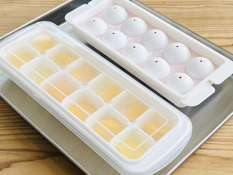 冷凍フルーツと水が入った製氷皿にフタをした様子