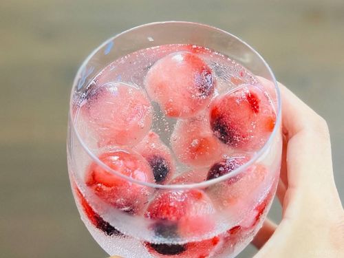 冷凍フルーツで仕込む食べられる氷。グラスに浮かぶ夏の小さなオアシス