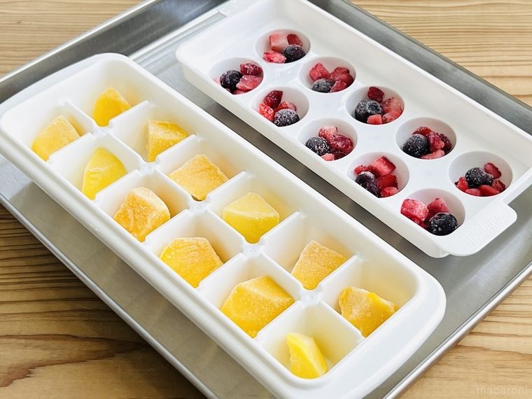 製氷皿に冷凍ミックスベリーと冷凍マンゴーを入れた様子