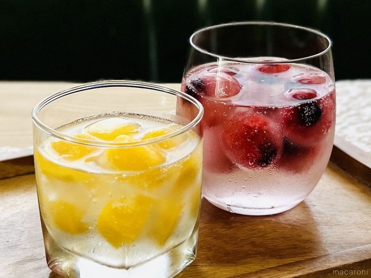 マンゴーのフルーツ氷が入った炭酸水と、ミックスベリーのフルーツ氷が入った炭酸水