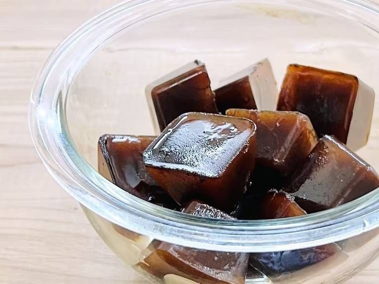 コーヒー氷が入ったボウル