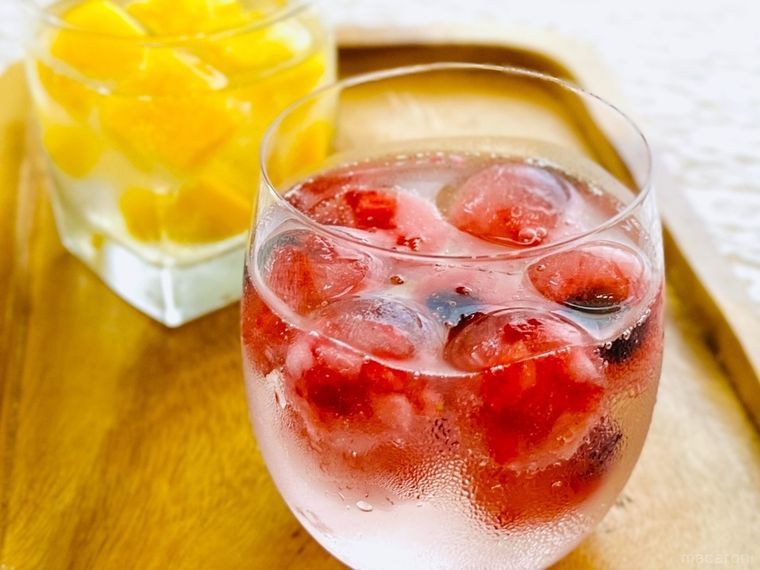 ミックスベリーのフルーツ氷が入った炭酸水と、マンゴーのフルーツ氷が入った炭酸水