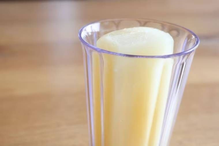 りんごジュース氷が入ったグラス