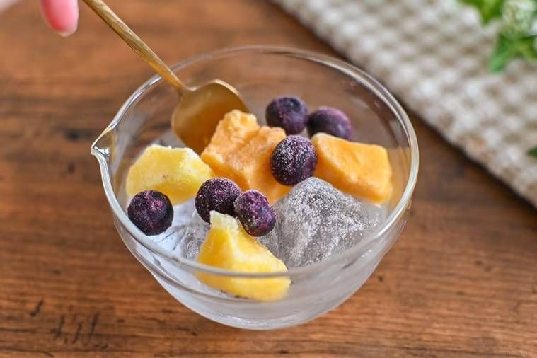 氷水に冷凍フルーツを入れてかき混ぜている様子