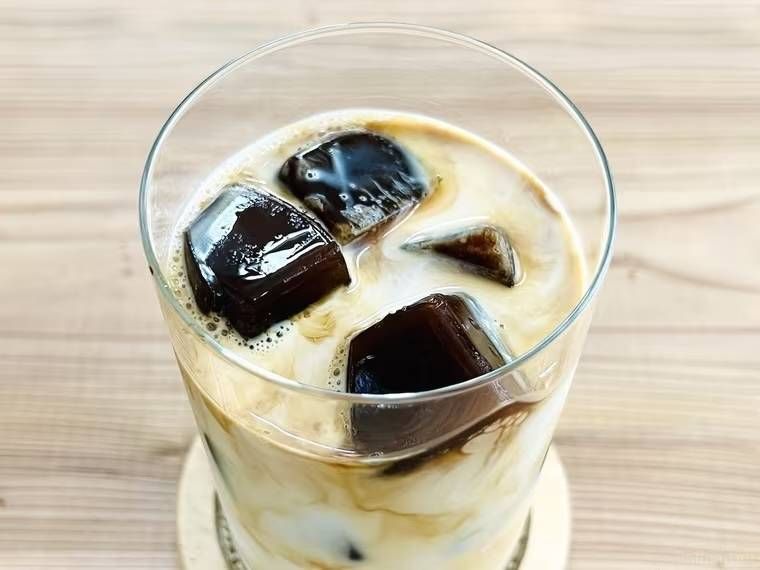 牛乳にコーヒー氷を浮かべた様子