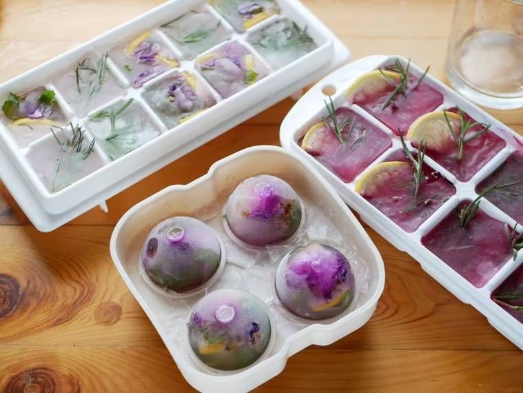 ハーブ氷が入った製氷皿