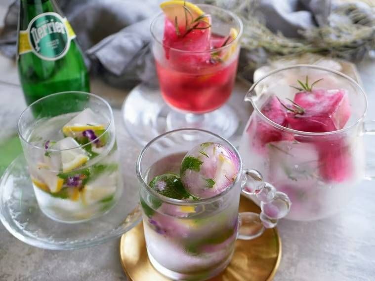 ハーブ氷が入った冷たいドリンク