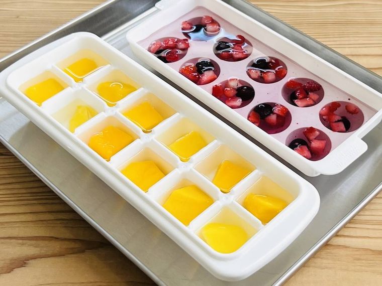 ミックスベリーとマンゴーを、水と一緒に製氷皿に入れた様子