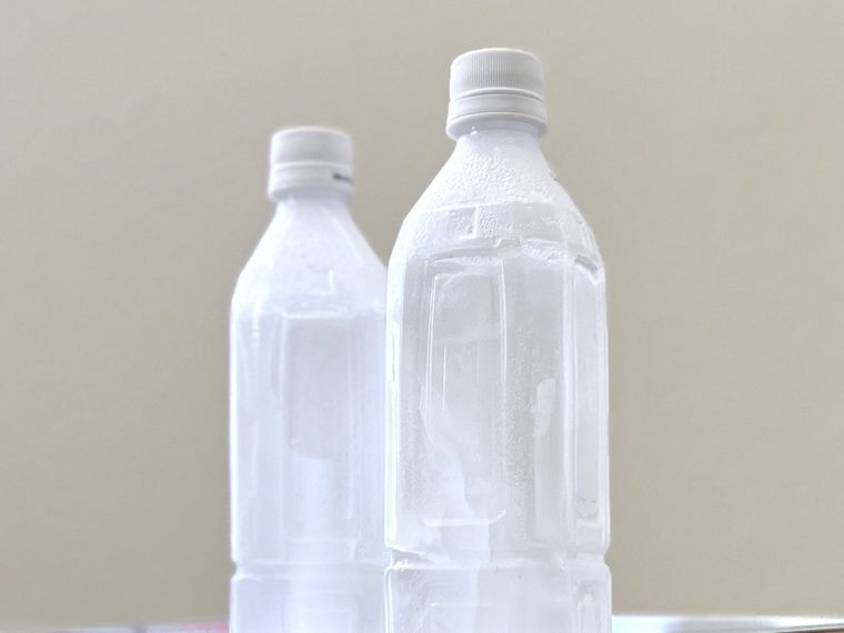 水を入れて冷凍したペットボトル2本