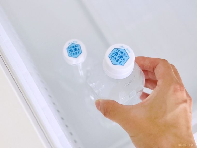 水が入ったペットボトルを冷凍庫に入れている様子