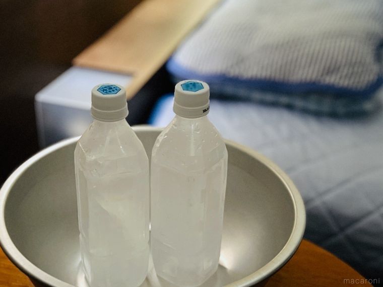 冷凍ペットボトルをベッド脇に置いた様子