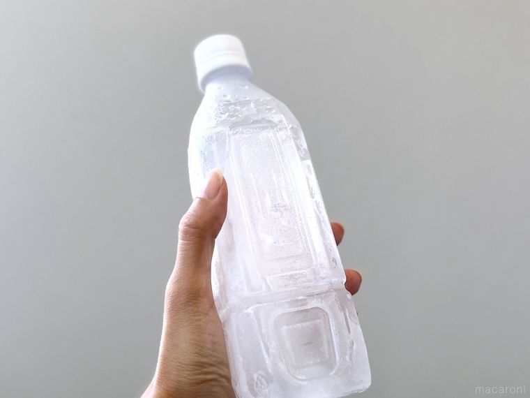 冷凍ペットボトルを手で持っている様子