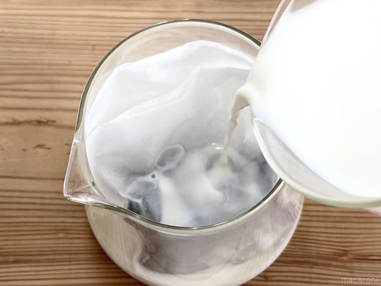 コーヒーフィルターが入ったコーヒーサーバーに牛乳をそそいでいる様子