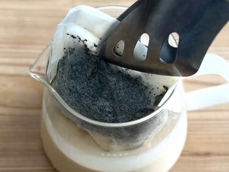 コーヒーサーバーからコーヒーフィルターを取り出している様子