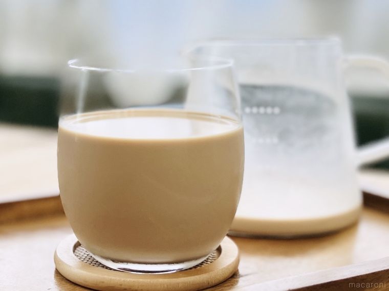 ミルクブリューが入ったグラスとコーヒーサーバー