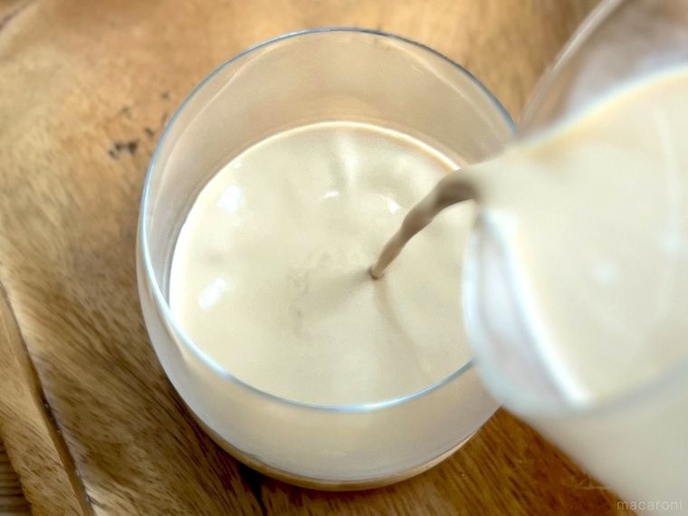 グラスにミルクブリューをそそいでいる様子