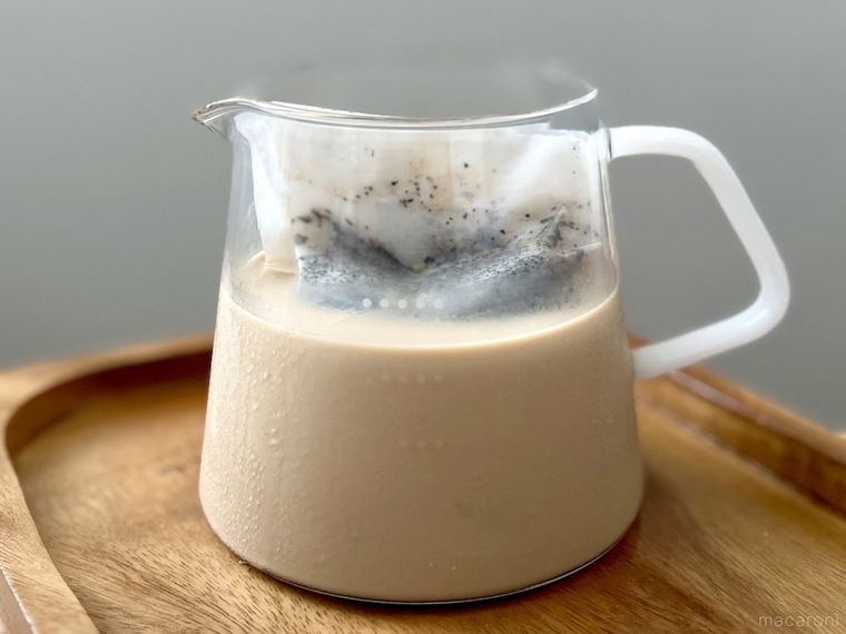 コーヒーサーバーでミルクブリューを作っている様子