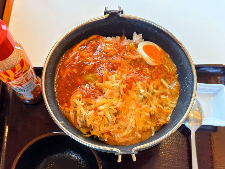 お盆の上にのったすき家の「灼熱の焼きカレー」
