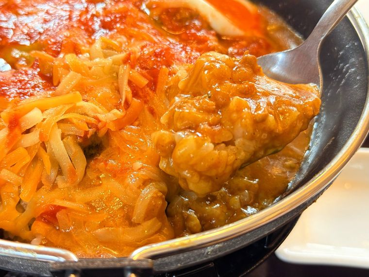 「灼熱の焼きカレー」をスプーンですくっている様子