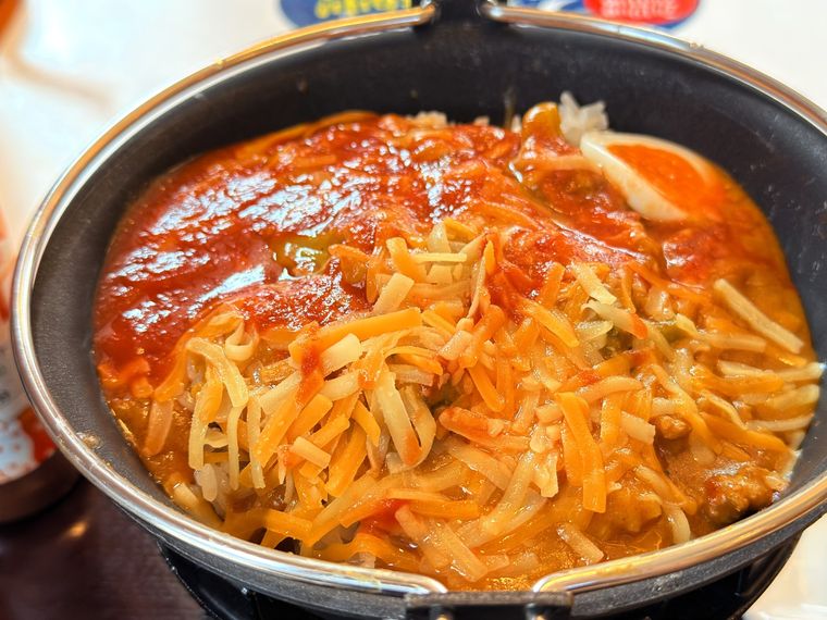 鉄板に盛り付けられたすき家の「灼熱の焼きカレー」