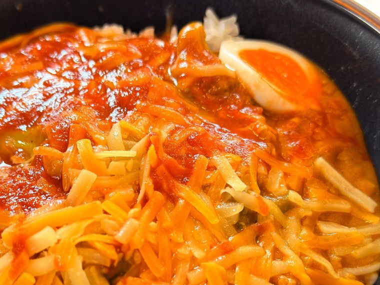 卓上コンロで温められたすき家の「灼熱の焼きカレー」
