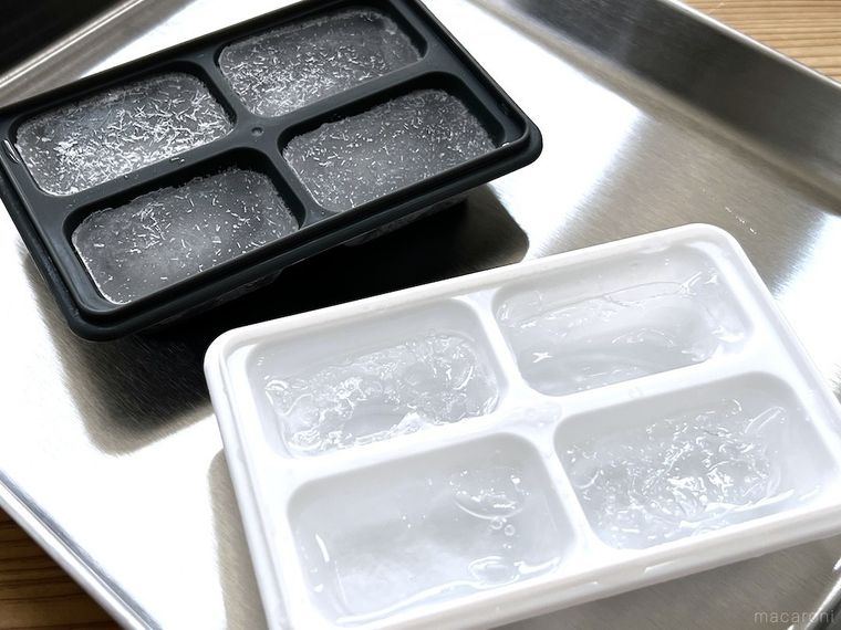 氷が入った黒い製氷皿と白い製氷皿