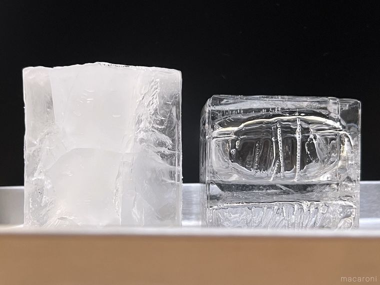 白く濁った氷と透き通った氷が並んでいる様子