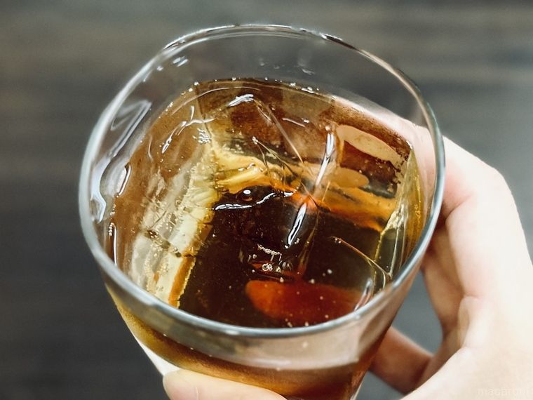 透き通った氷が入ったハイボール