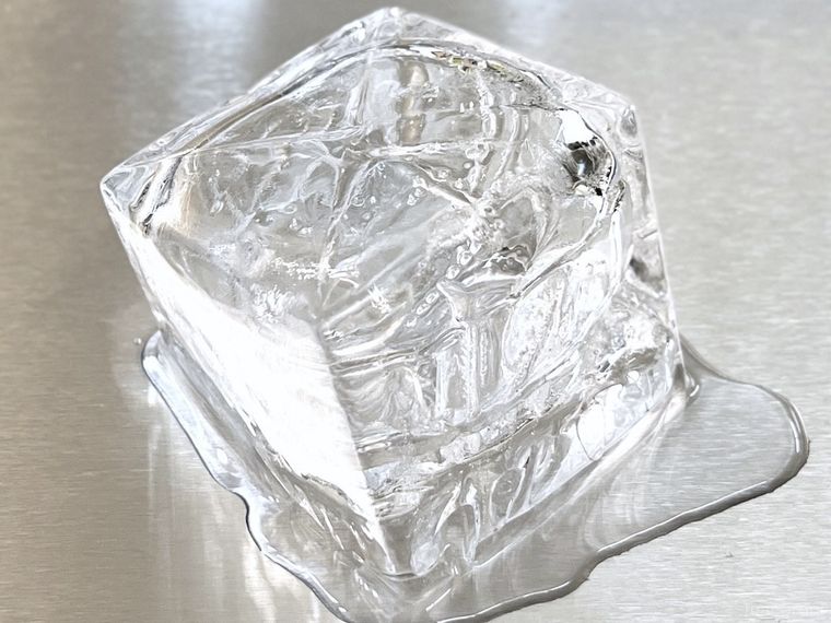 金属トレーの上で氷が溶け出している様子