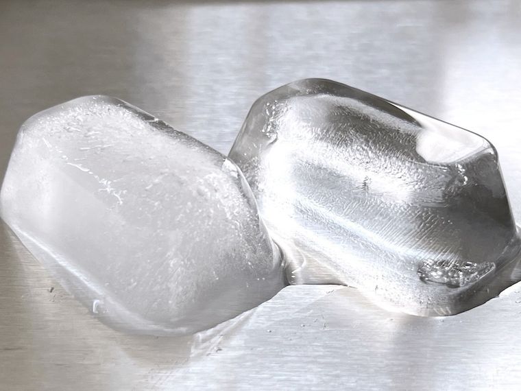 白く濁った氷と透き通った氷が並んでいる様子
