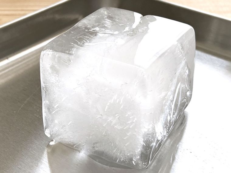 金属トレーの上に白く濁った氷が置かれている様子
