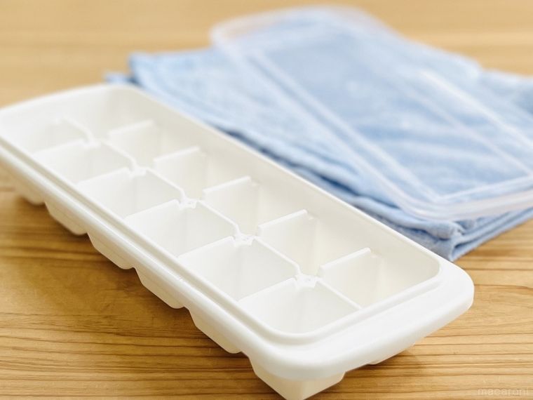 テーブルの上に製氷皿とタオルが置かれている様子
