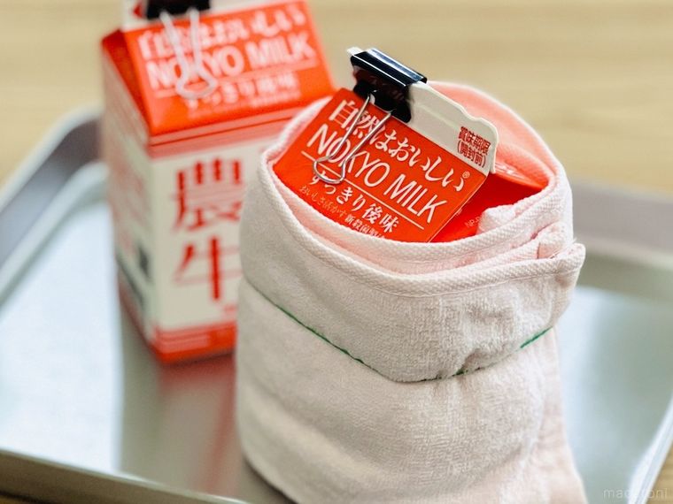 金属トレーの上に牛乳パックが2つ置かれている様子