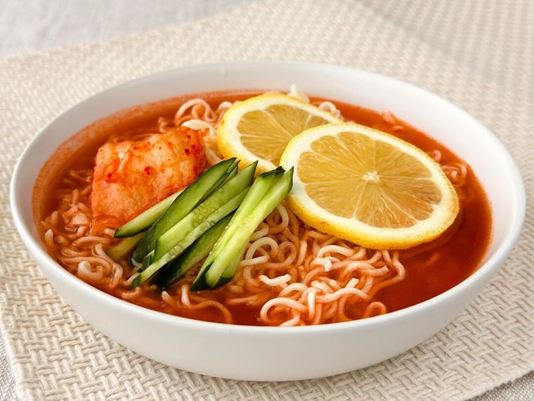 白い皿に盛り付けたレモンキムチラーメン