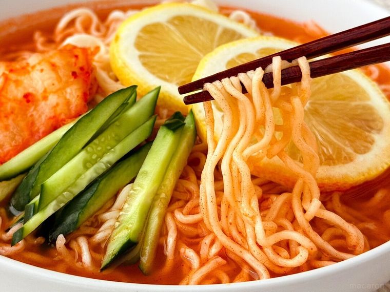 レモンキムチラーメンの麺を持っている様子