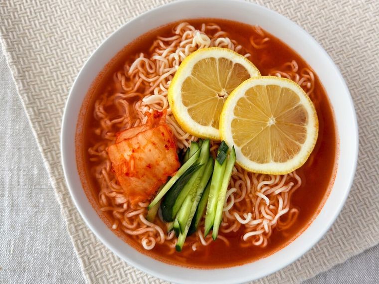 レモンやきゅうりなどがのったレモンキムチラーメン