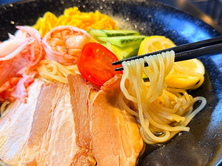 餃子の王将冷し中華期間限定の麺を箸で持っている様子