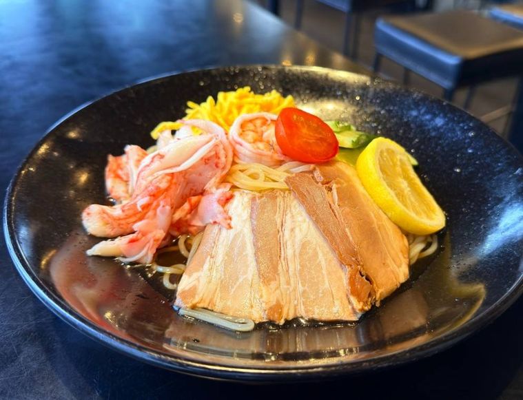 黒皿に盛り付けられた 餃子の王将の冷し中華期間限定