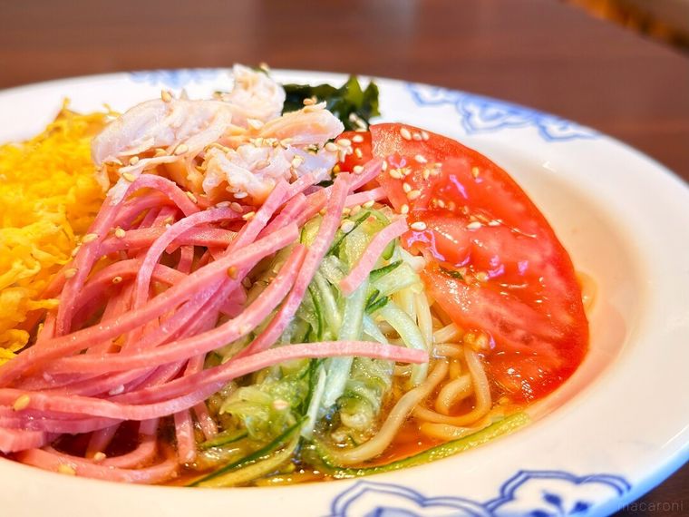 トマトやきゅうりなどがのったバーミヤンの蒸し鶏五目冷やし中華醤油