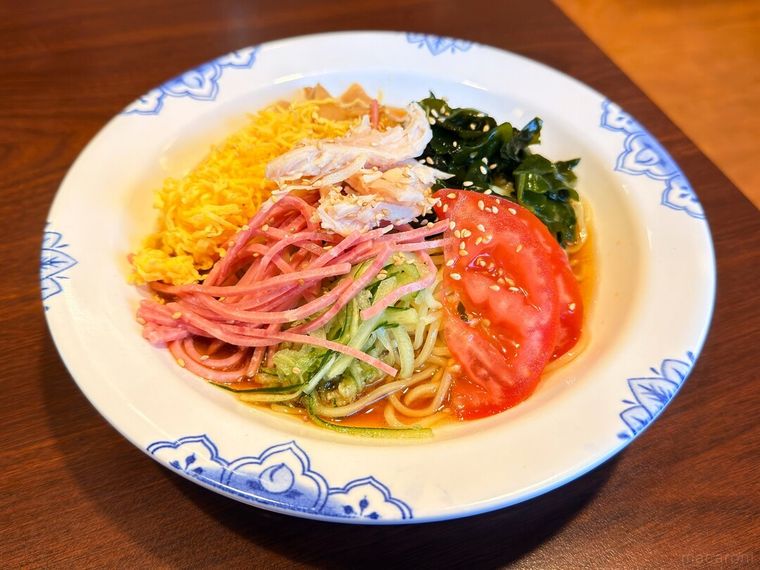 テーブルに置かれたバーミヤンの蒸し鶏五目冷やし中華醤油