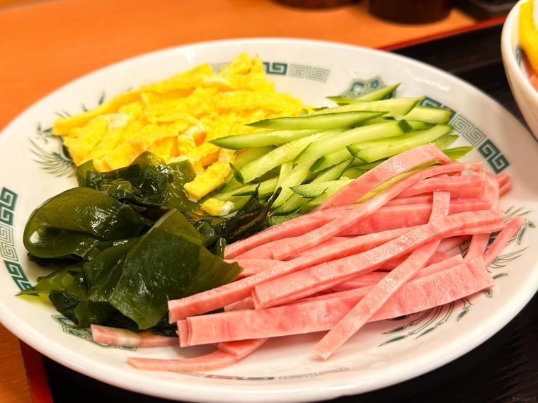 ワカメやきゅうりが皿に盛り付けられている様子