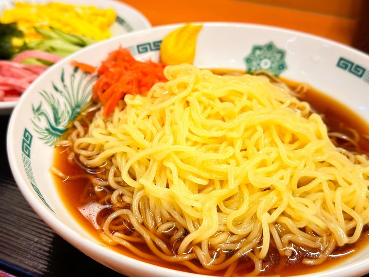 黒酢しょうゆ冷し麺の麺が盛り付けられている様子