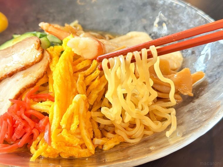 冷し中華の麺を箸で持っている様子