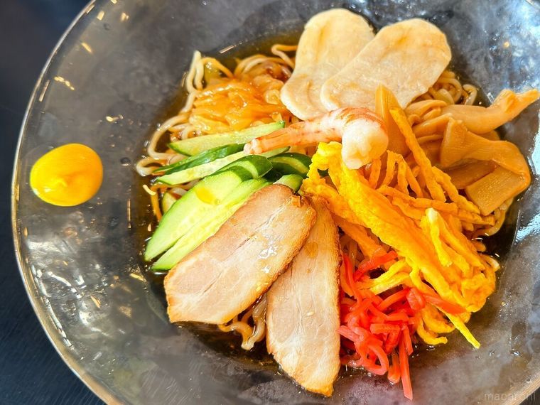 きゅうりやチャーシューなど8種の具材がトッピングされた幸楽苑の冷し中華