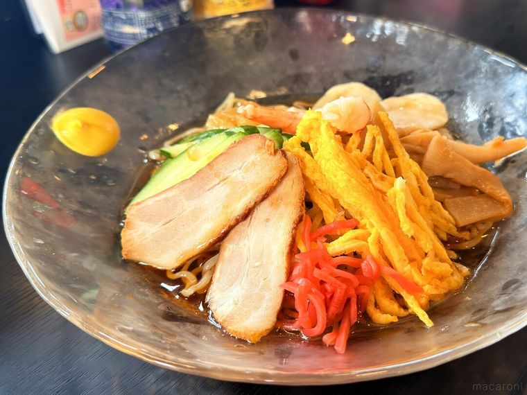 テーブルに置かれた幸楽苑の冷し中華