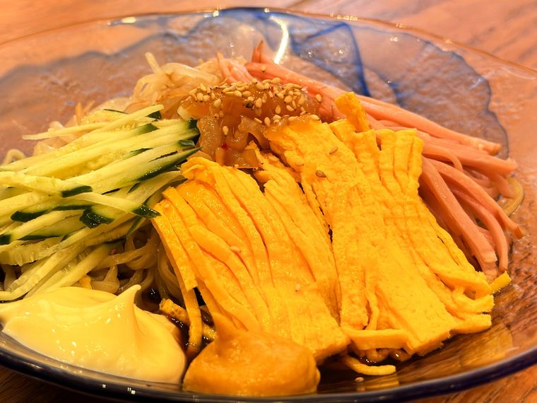 もやしナムルやハムなどがのった大阪王将の五目冷やし中華