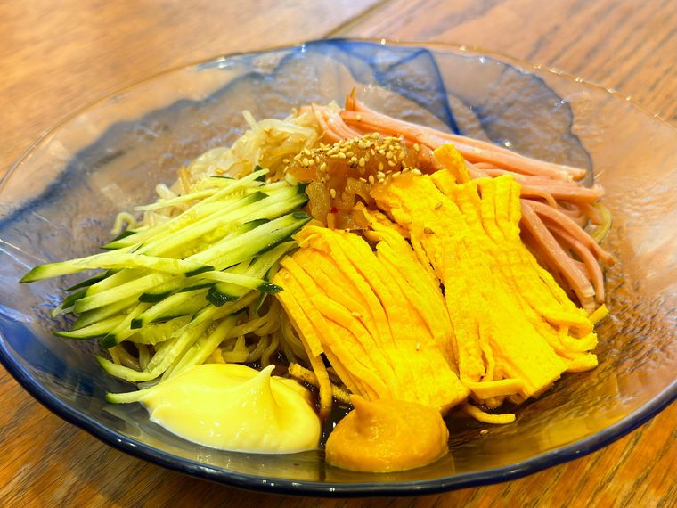 テーブルに置かれた大阪王将の五目冷やし中華