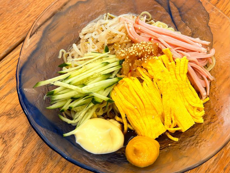 ガラス皿に盛り付けられた大阪王将の五目冷やし中華