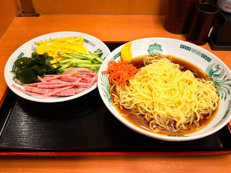 お盆の上にのった熱烈中華食堂日高屋の黒酢しょうゆ冷し麺