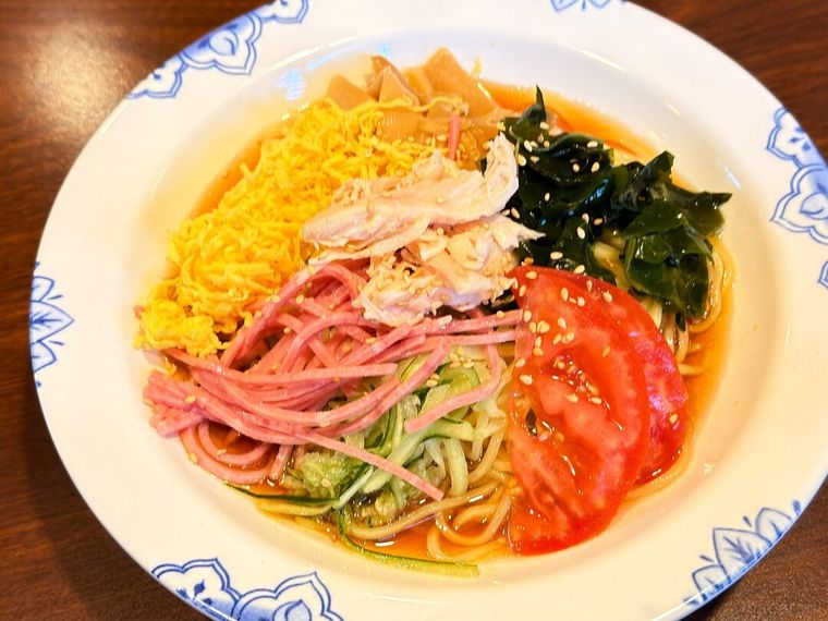 白皿に盛り付けられたバーミヤンの蒸し鶏五目冷やし中華醤油